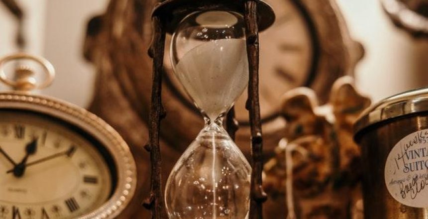 shallow-focus-of-clear-hourglass-1095601